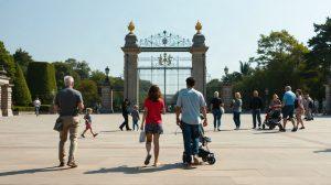 Familles faisant la queue devant l'entrée d'un grand parc d'attractions en plein été