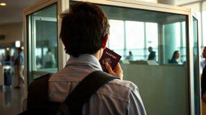 Voyageur présentant son passeport à un agent de contrôle aux frontières d'un aéroport indien