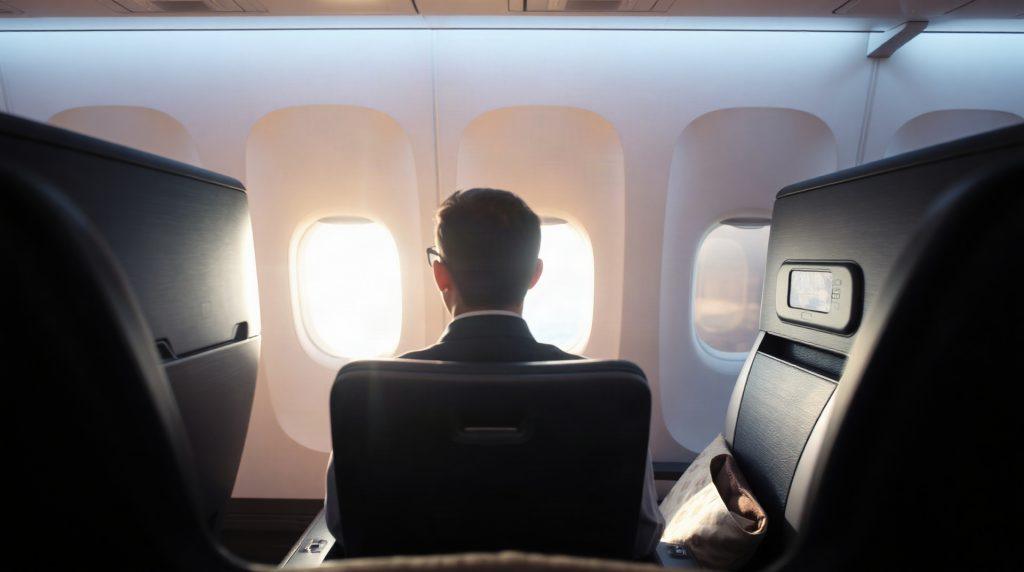 Passager installé en classe affaires dans la cabine d'un Boeing 777-300