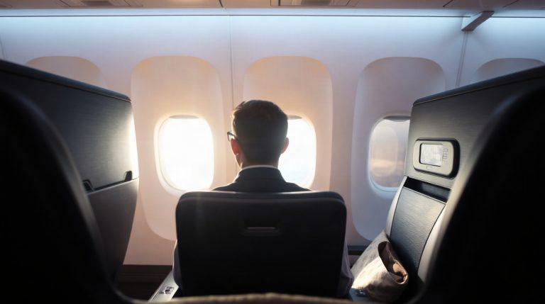 Passager installé en classe affaires dans la cabine d'un Boeing 777-300