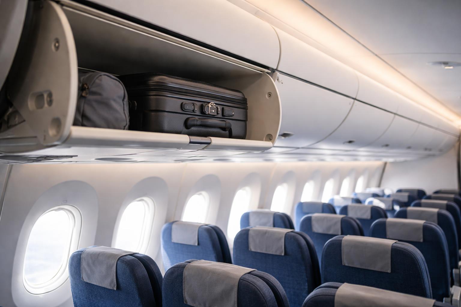 Passagers s'installant dans la cabine économique d'un Boeing 787