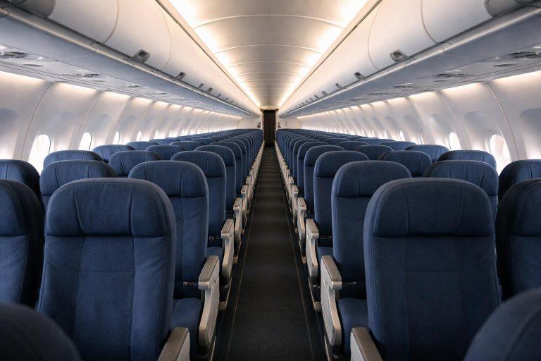 Rangées de sièges en classe économique dans un Boeing 777