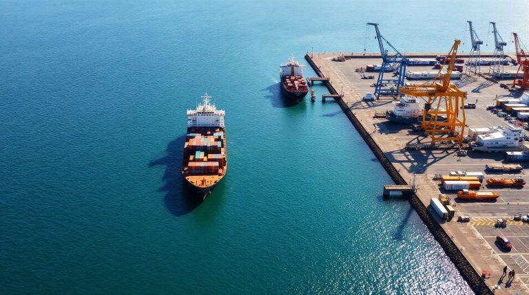 Vue aérienne du port de Sines avec des porte-conteneurs et des terminaux industriels